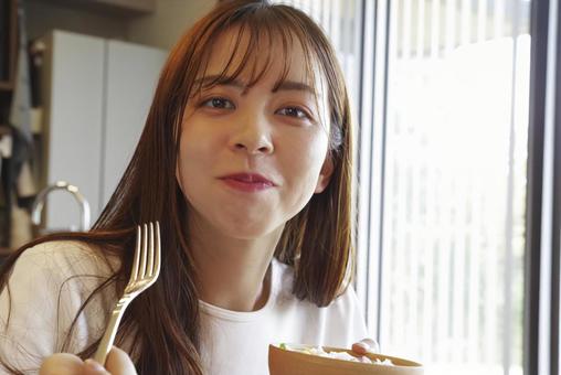 彩り豊かなサラダを食べる女性 彩り豊かなサラダを食べる女性 サラダ,野菜,新鮮の写真素材