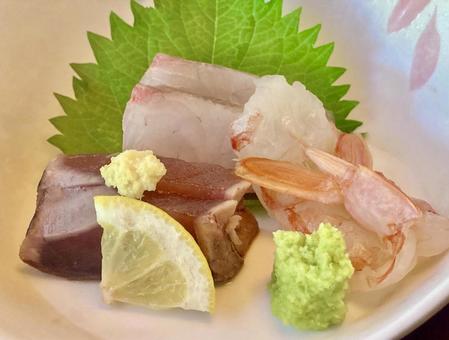 お造り3種盛り お造り3種盛り 刺身,カンパチ,赤海老の写真素材