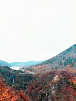 紅葉の始まった男体山・日光・華厳の滝 紅葉,秋,風景の写真素材
