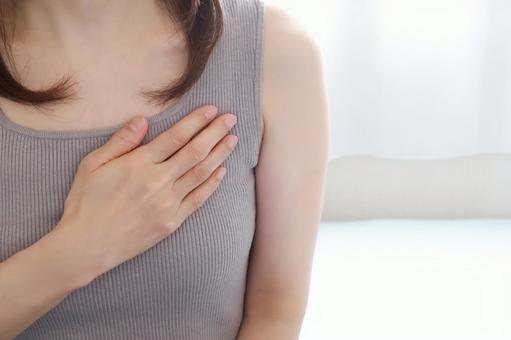 胸に手を当てる女性 胸に手を当てる女性 女性,胸に手を当てる,感情表現の写真素材