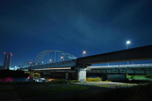 夜の国道一号、多摩川大橋とガス橋 夜の国道一号、多摩川大橋とガス橋 夜空,空,神秘的の写真素材