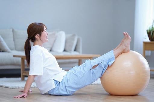 床に手をつけバランスボールに足を乗せる女性 女性,バランスボール,足の写真素材
