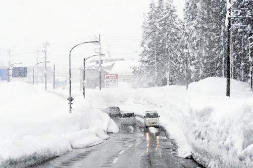 雪に埋もれるの県道 雪上走行,料金所,タイヤ規制の写真素材