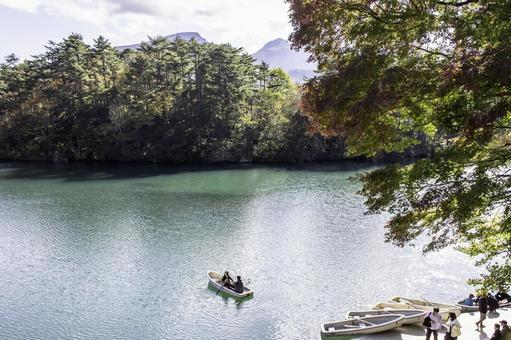 五色沼湖沼群 毘沙門沼 五色沼湖沼群 毘沙門沼 五色沼,湖沼群,秋の写真素材