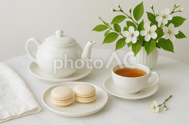 白いティーセットと花とマカロン 紅茶,ティーセット,急須の写真素材