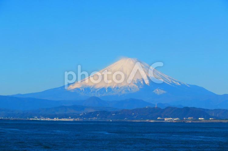 １２月中旬の藤沢市江ノ島からの富士山 背景,富士山,山の写真素材