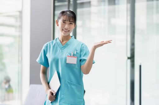 病院で働く若い女性医師 病院で働く若い女性医師 若い,医師,女性の写真素材