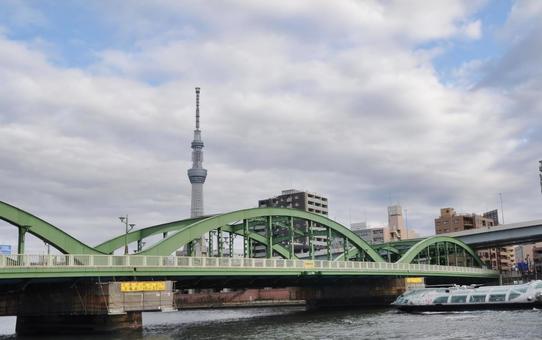 <東京都>隅田川と東京スカイツリー <東京都>隅田川と東京スカイツリーの写真