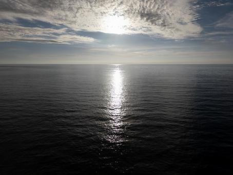 水平線に続く太陽の輝き 自然,風景,海の写真素材