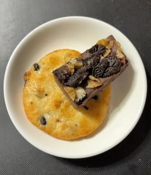 黒豆せんべいと手作りチョコ菓子ブラウニー 黒豆せんべいと手作りチョコ菓子ブラウニー 黒豆せんべい,岩塚,手作りの写真素材