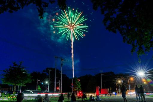 打ち上げ花火 打ち上げ花火 打ち上げ花火,花火,夜空の写真素材