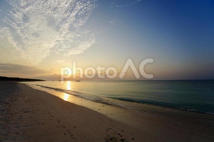 美しい波照間ブルーの海と夕陽 波照間島,波照間,沖縄の写真素材