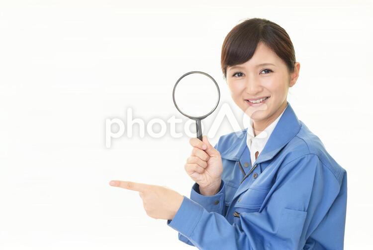拡大鏡を持つ女性労働者 女性,作業員,労働者の写真素材