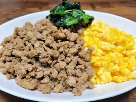 綺麗な三色丼 綺麗な三色丼の写真