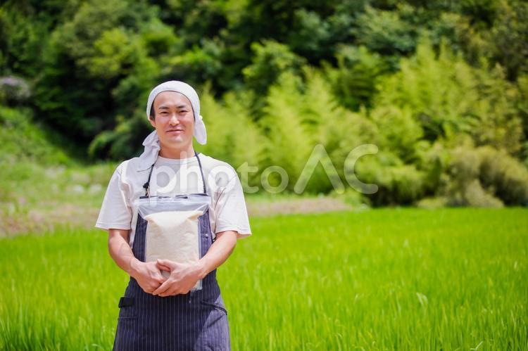 お米を持つ農家 農家,お米,農業の写真素材