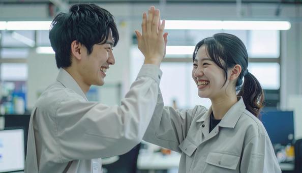 ハイタッチする男女 ハイタッチする男女の写真