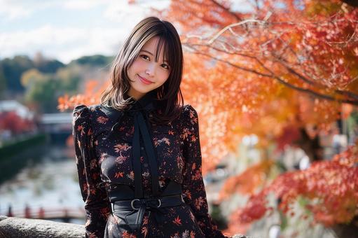 紅葉を楽しむもみじ柄の服を着た女性 紅葉を楽しむもみじ柄の服を着た女性の写真