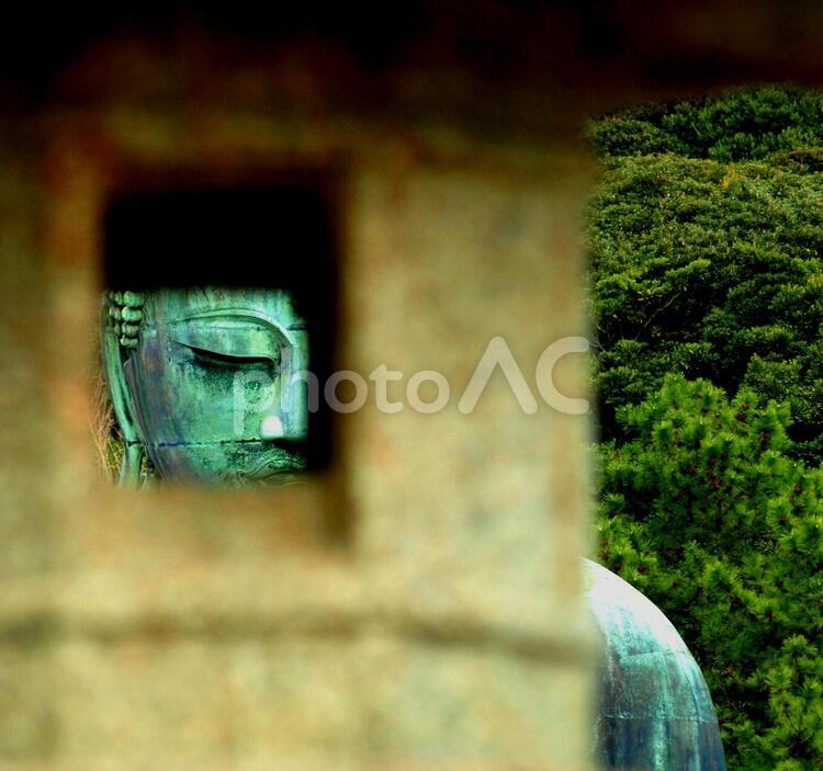 灯篭の穴から見た鎌倉の大仏 大仏,鎌倉,鎌倉大仏の写真素材