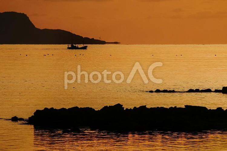 ＜五島の風景＞夜明けの海と漁船 海,漁船,船の写真素材