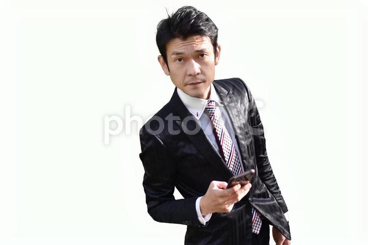 スマホを持ったビジネスマン　切り抜きパス スーツ,都会,男の写真素材