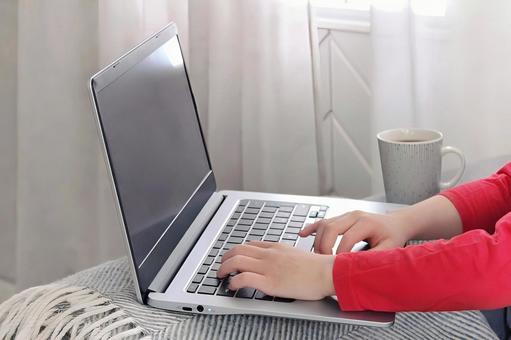 コーヒーを飲みながらリモートワーク 1 コーヒーを飲みながらリモートワーク 1 リモートワーク,pc,在宅ワークの写真素材