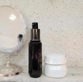 黒と白 お洒落なコスメボトル コスメ,化粧品,ボトルの写真素材