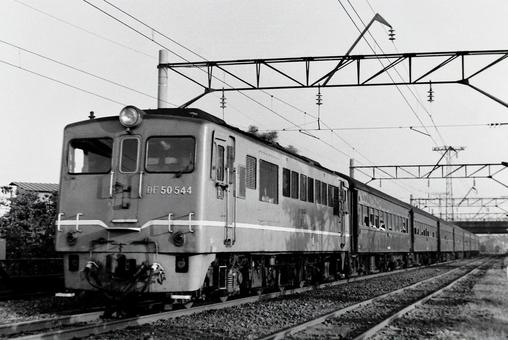 DF50形がけん引する普通旅客列車 DF50形がけん引する普通旅客列車 のりもの,鉄道写真,鉄道車両の写真素材