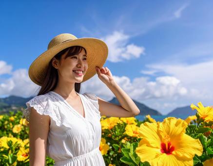 夏旅の彼女・夏空と黄色いハイビスカス 夏旅の彼女・夏空と黄色いハイビスカスの写真