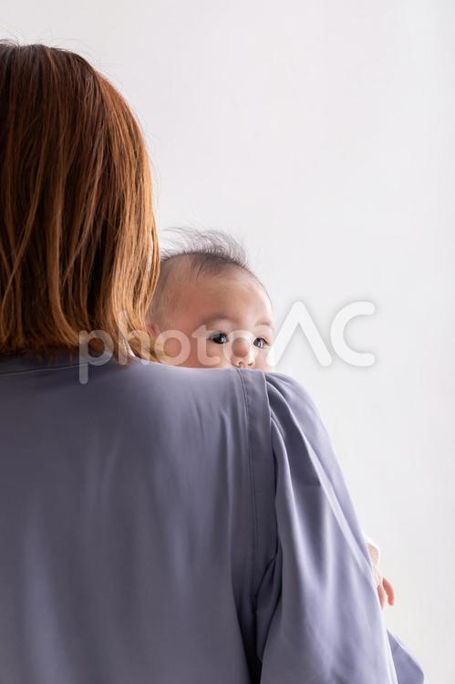 抱っこされる赤ちゃん　baby 赤ちゃん,ベビー,babyの写真素材