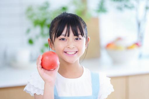 料理の材料を持って嬉しそうにする少女 女の子,小学生,日本人の写真素材