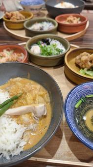 カレーと小鉢が並ぶ定食 タイ,小鉢,定食の写真素材