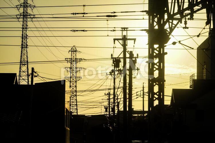 夕景と建物のシルエット 夕景,シルエット,太陽の写真素材
