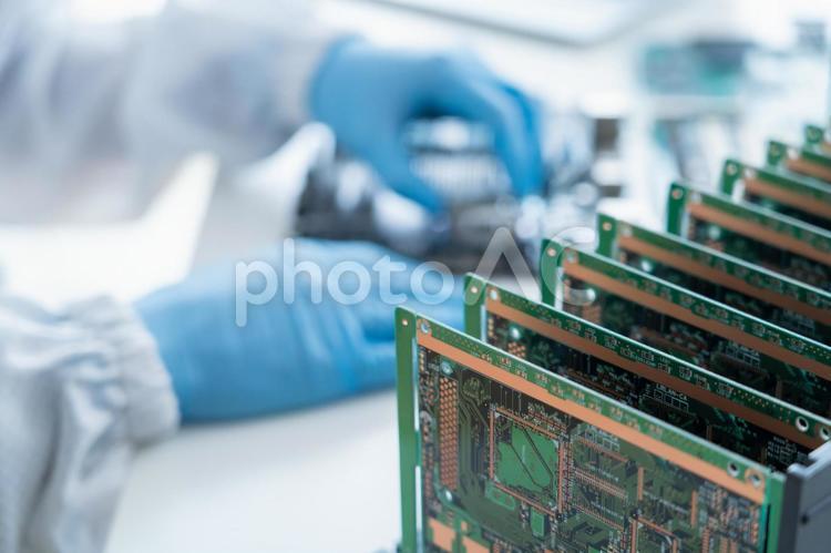 基板を検査する若い男性のエンジニア エンジニア,研究,基板の写真素材