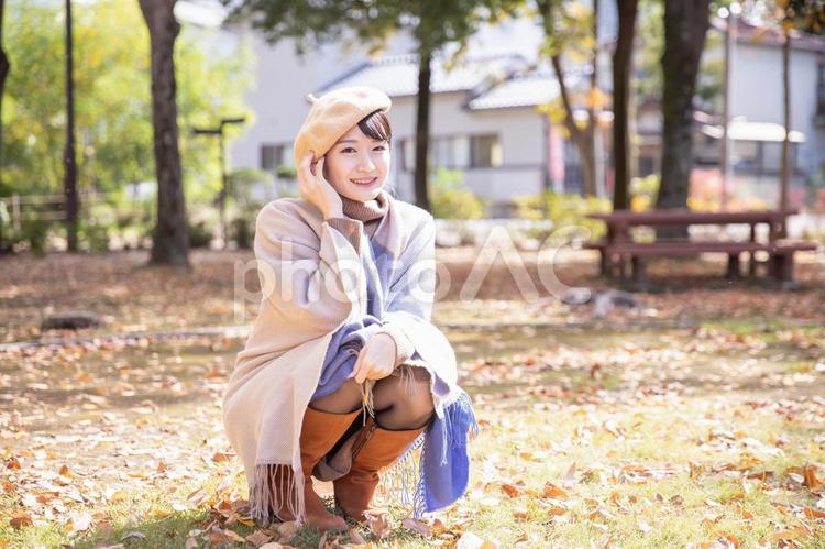秋の公園で紅葉を楽しむ女性 紅葉,秋,旅行の写真素材