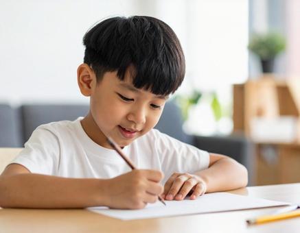 絵を描く男の子01 絵を描く男の子01の写真