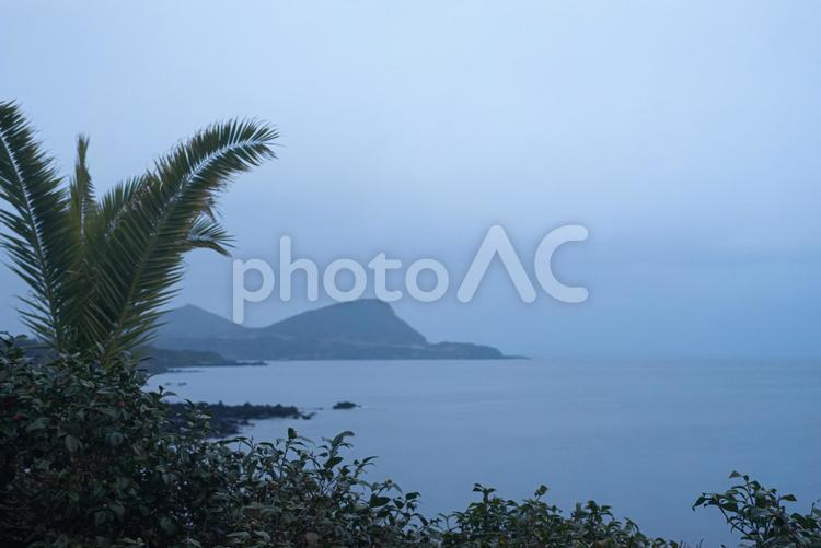 ＜夜明けの五島列島＞雨の鐙瀬溶岩海岸 風景,空,海の写真素材
