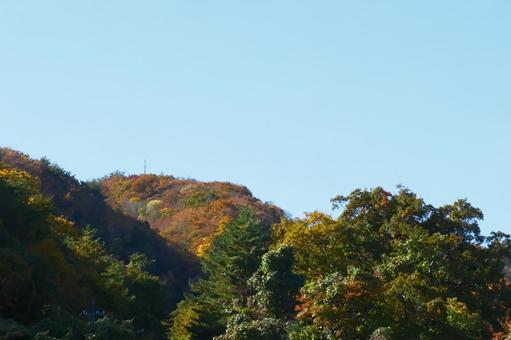 紅葉した山並み 紅葉,山並み,空の写真素材