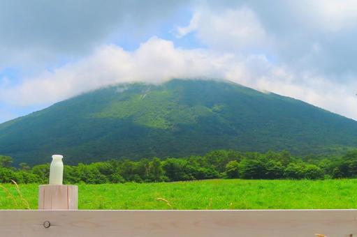 【鳥取県】大山と搾りたて牛乳 【鳥取県】大山と搾りたて牛乳 大山,牛,放牧の写真素材