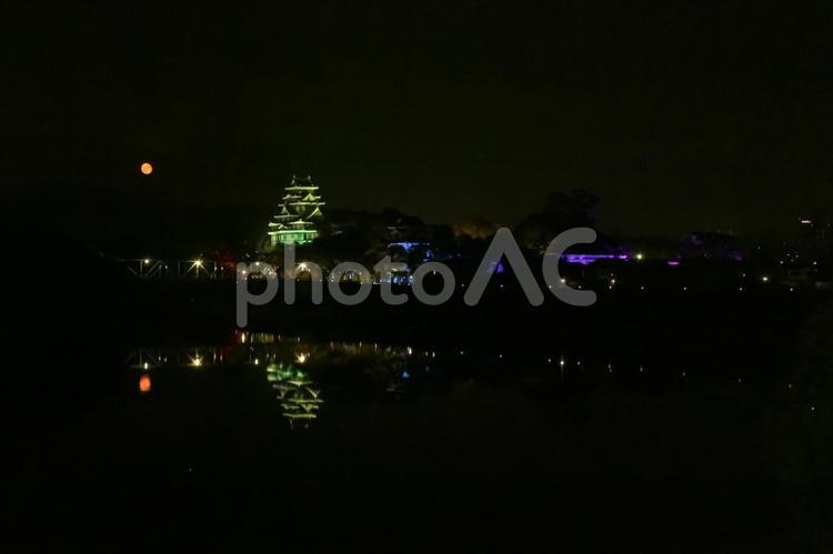 川面に映るライトアップされたお城と満月 川面に映るライトアップされたお城と満月 城,満月,川面の写真素材