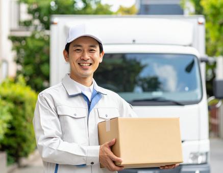 宅配便ドライバーとトラック(郊外) 宅配便ドライバーとトラック(郊外)の写真