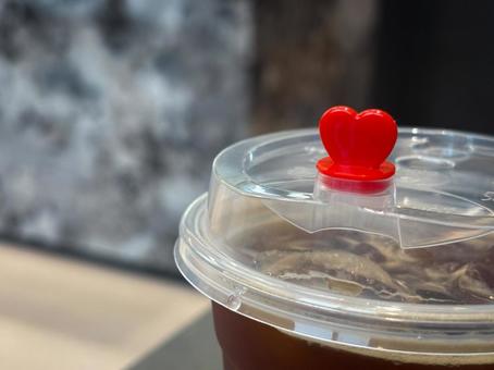 ハートのピック付きアイスコーヒー ハートのピック付きアイスコーヒーの写真