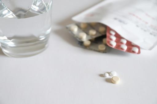 処方薬と水の写真