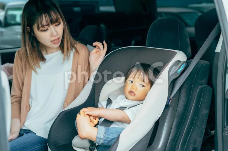 ベビーシートに座る男の子とママ ベビーシート,チャイルドシート,車の写真素材