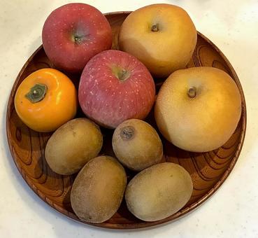 お盆に並べた秋の果物 果物,梨,りんごの写真素材