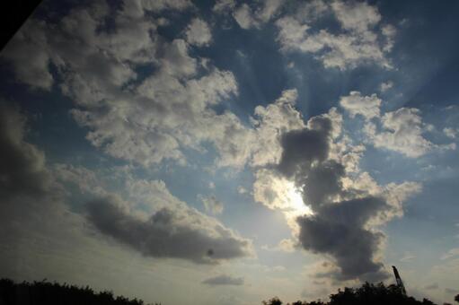 雲と太陽の写真