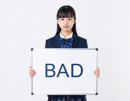 BADと書いたボードをもつ女子生徒 BADと書いたボードをもつ女子生徒の写真