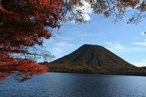 榛名湖と榛名富士と紅葉のモミジ 湖,カルデラ湖,山の写真素材