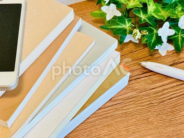 机の上の積まれた本 本,読書,積読の写真素材