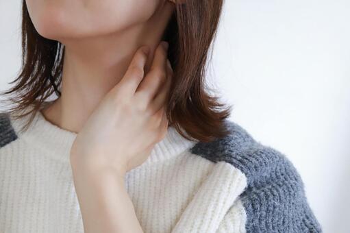 首の痛みを感じる女性 首,痛み,ぎっくり首の写真素材