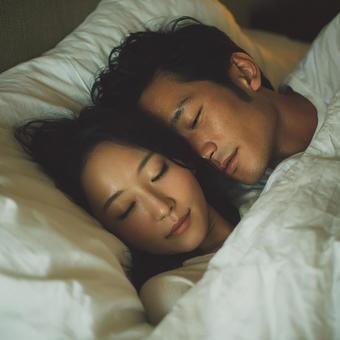 穏やかな朝を迎える夫婦の俯瞰写真 穏やかな朝を迎える夫婦の俯瞰写真の写真